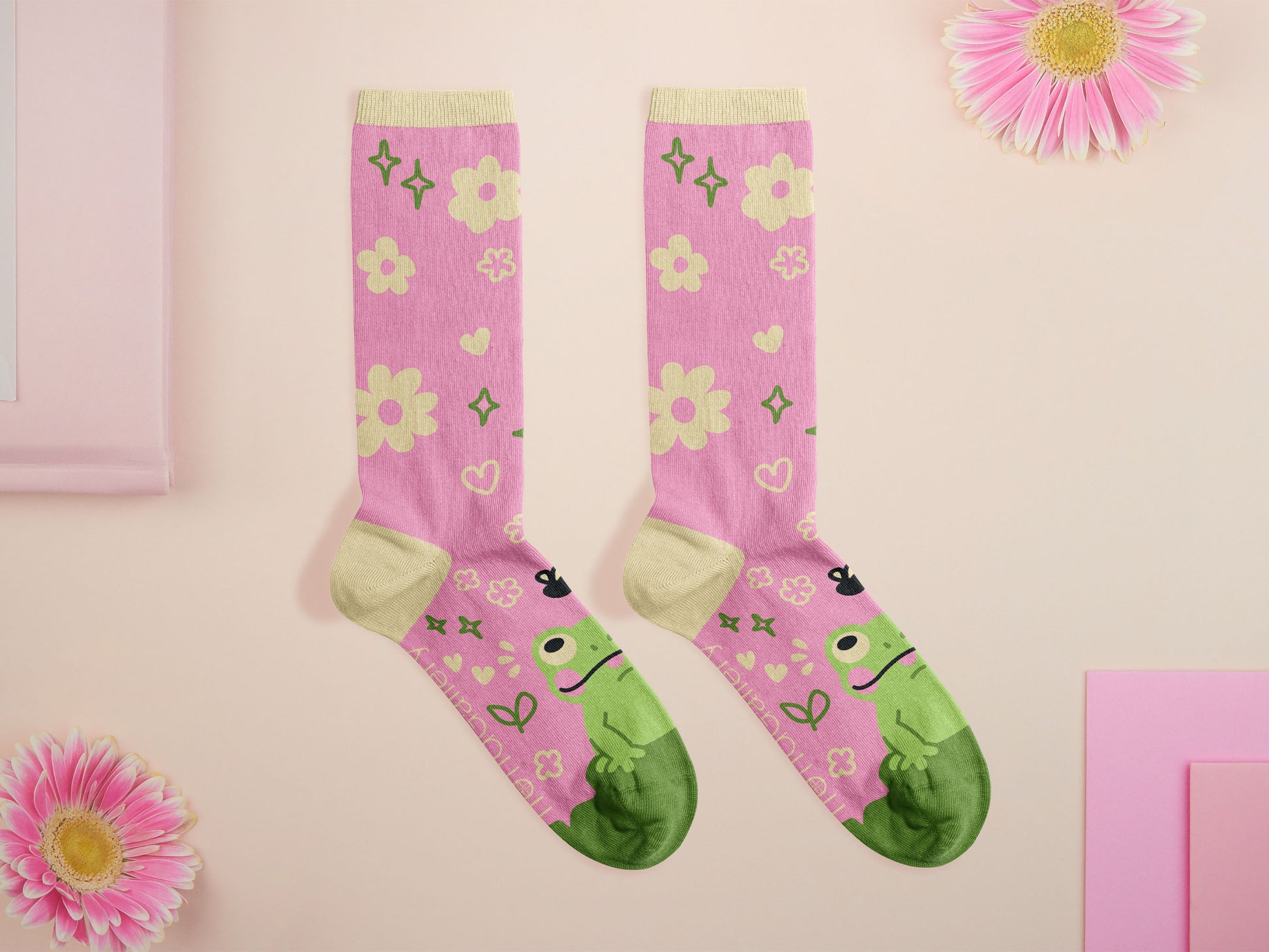 Cute knitted pastel cotton crew socks with different cute frogs pattern design on the toes of the socks.