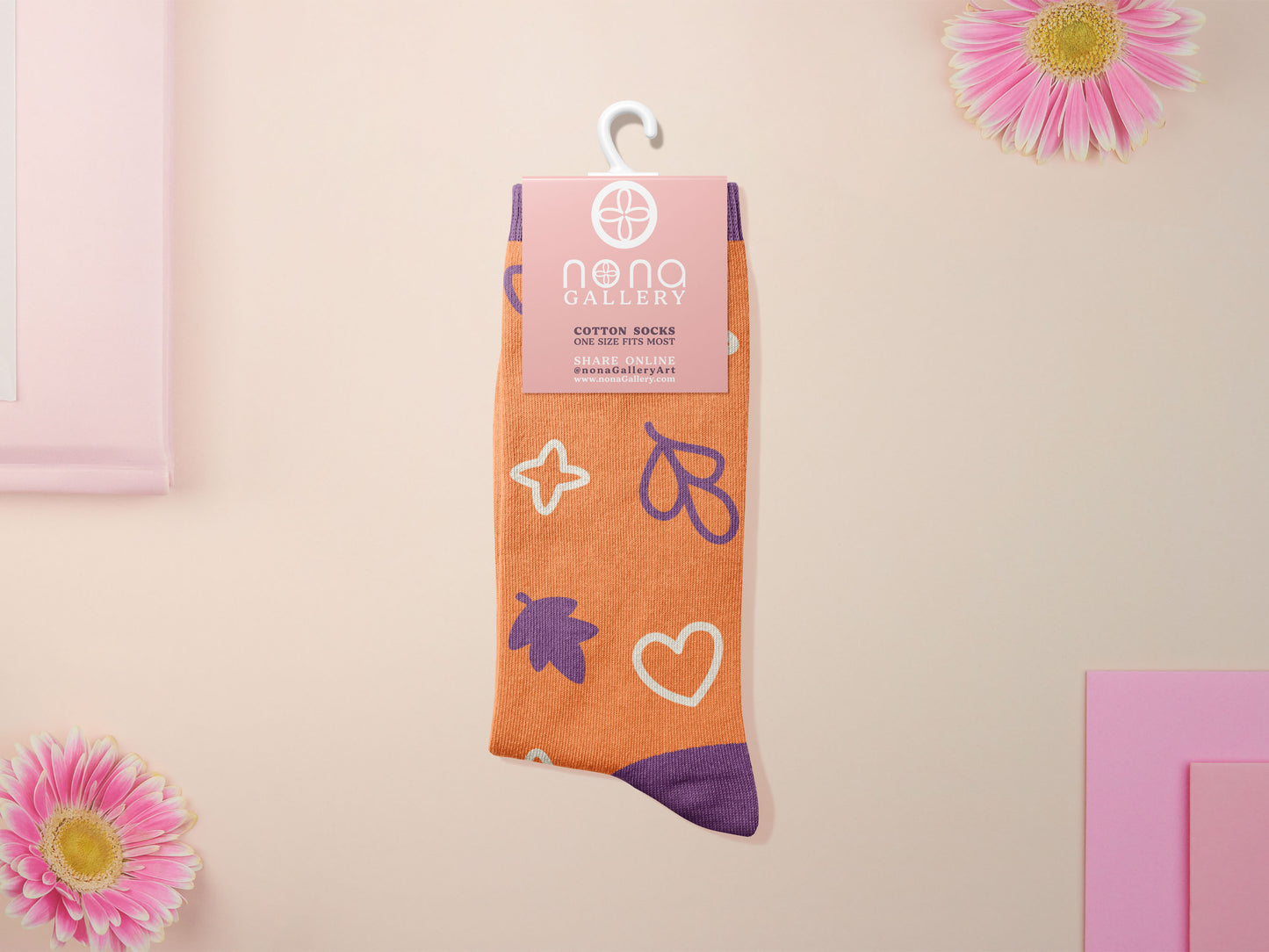 Cute knitted cotton crew socks with an autumn-themed ghost design on the toes of the socks.