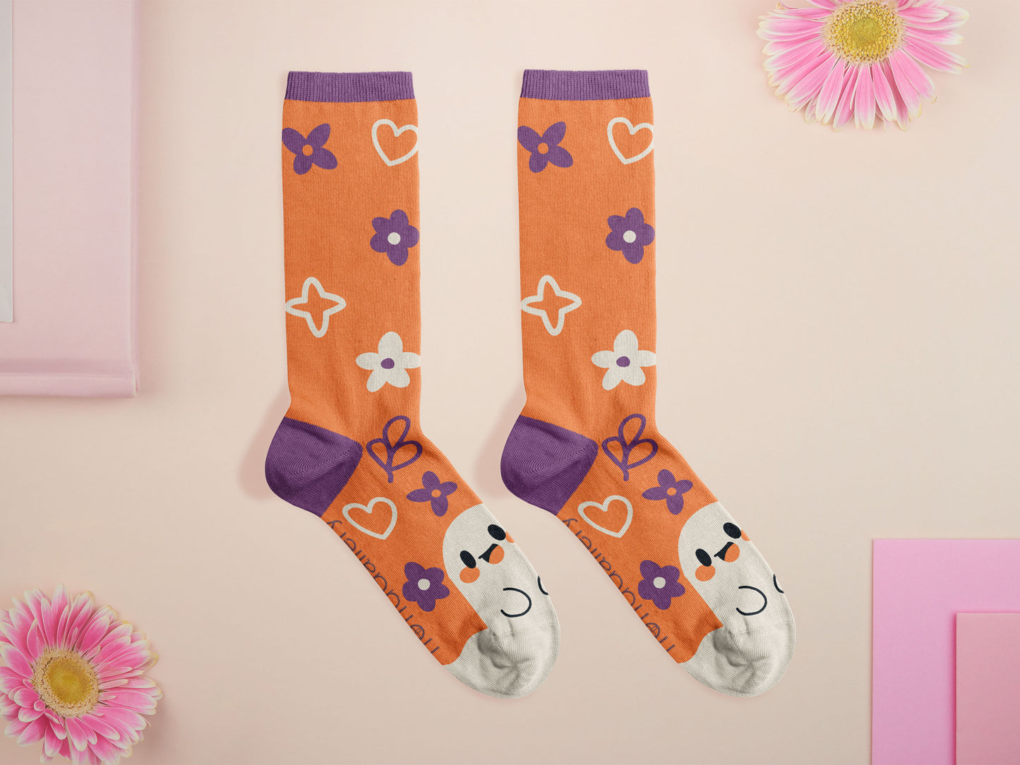 Cute knitted cotton crew socks with an autumn-themed ghost design on the toes of the socks.