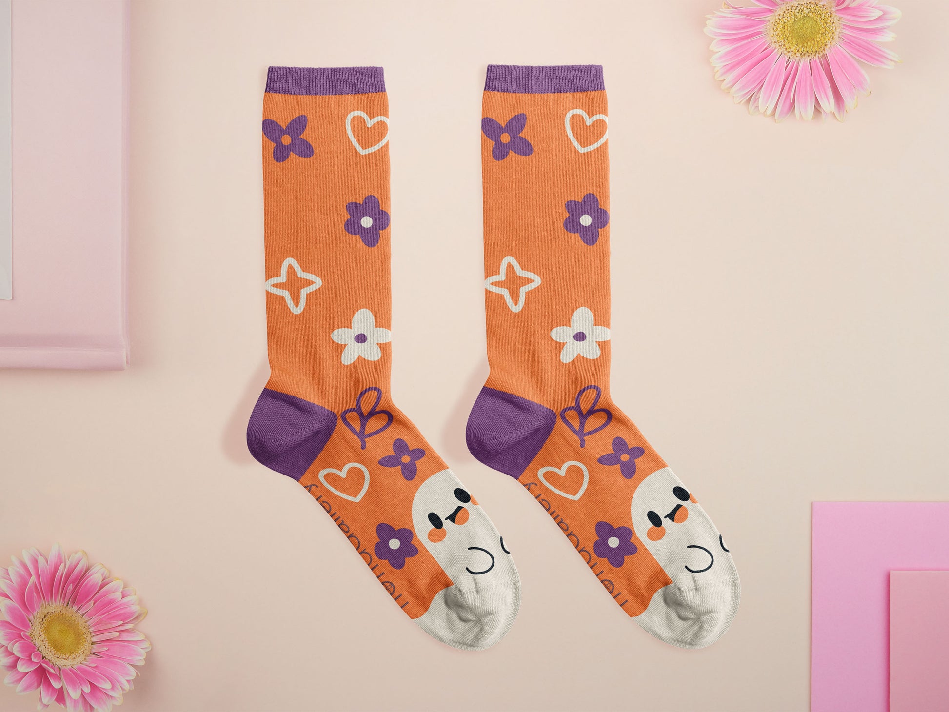 Cute knitted cotton crew socks with an autumn-themed ghost design on the toes of the socks.