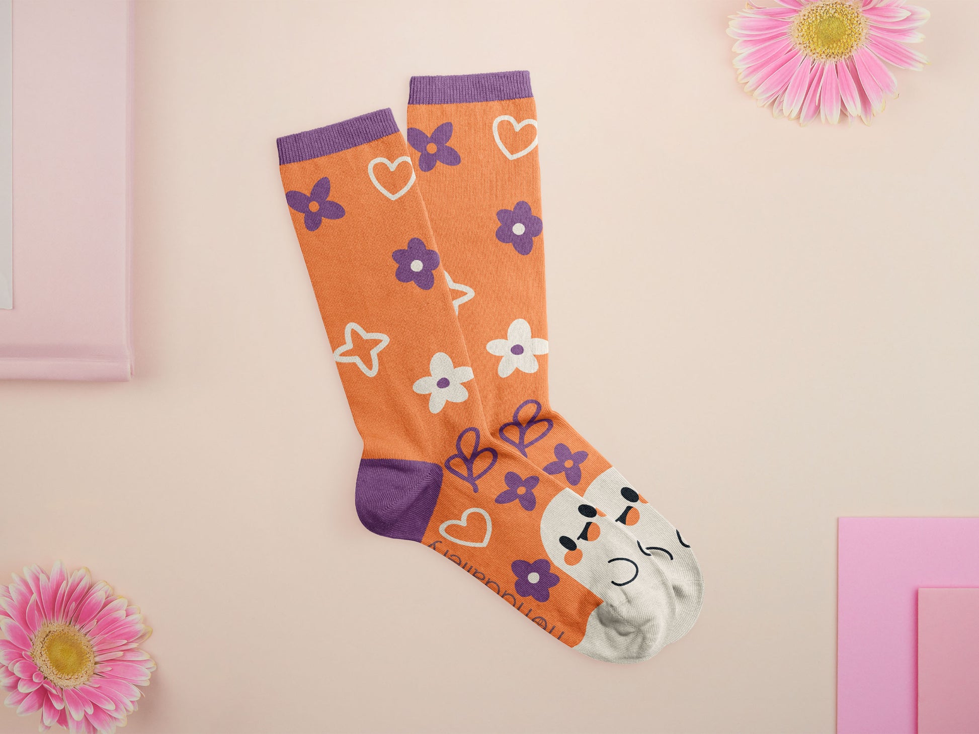 Cute knitted cotton crew socks with an autumn-themed ghost design on the toes of the socks.