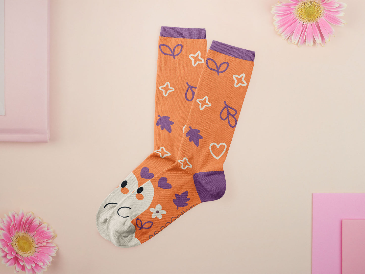 Cute knitted cotton crew socks with an autumn-themed ghost design on the toes of the socks.