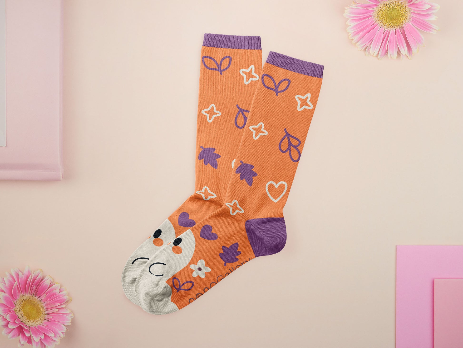 Cute knitted cotton crew socks with an autumn-themed ghost design on the toes of the socks.